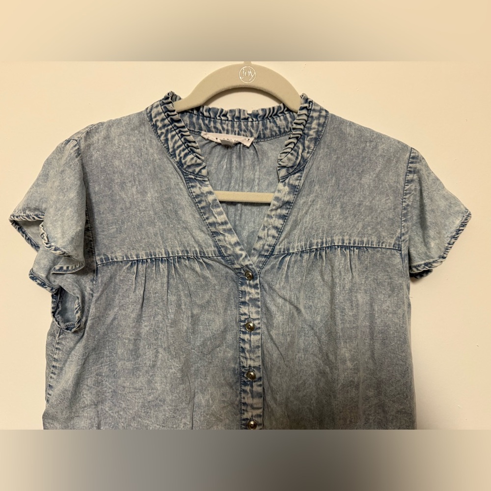 Short Sleeve soft denim style top. Cute fluttered sleeves. Front buttons. Size S